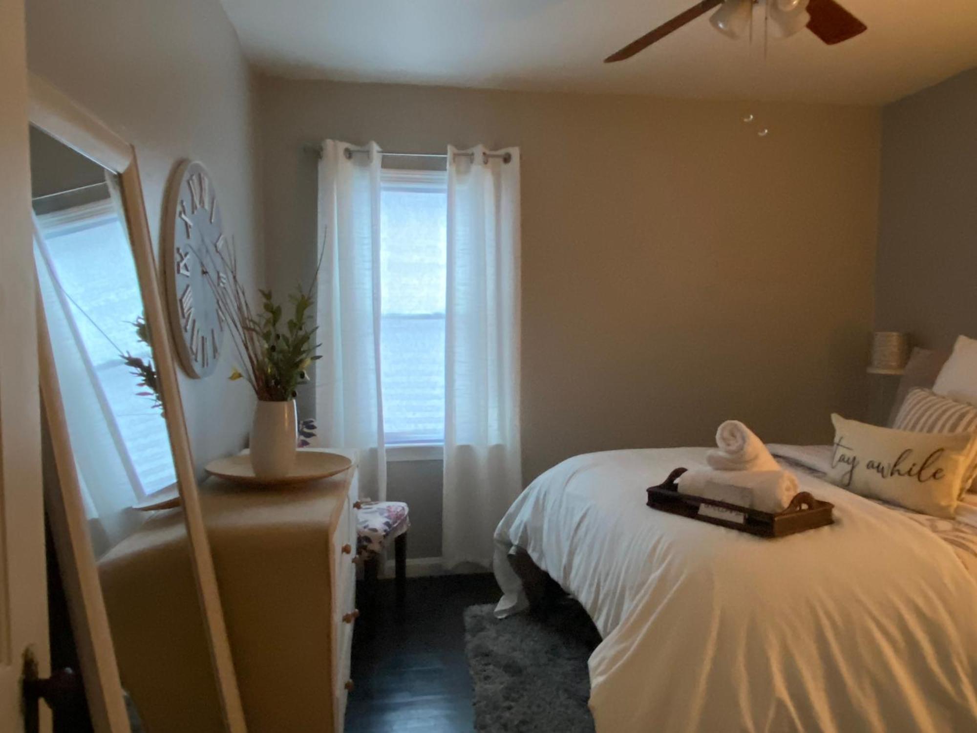 Cozy, 1St Floor Apartment 2Bdrms Plus Semi Private Room With Futon Pets With Fee Family Friendly Close To Everything Κλίβελαντ Εξωτερικό φωτογραφία